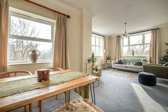 2 Bedroom Flat To Rent In Penners Gardens, Surbiton, KT6