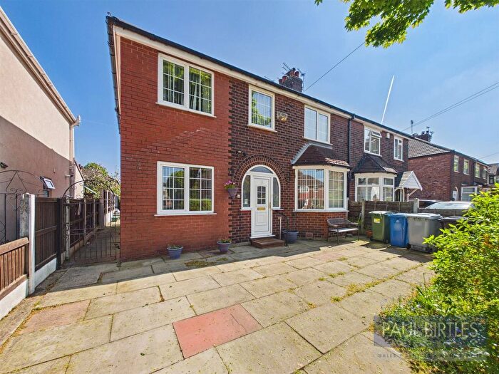 4 Bedroom Semi-Detached House For Sale In Sevenoaks Avenue, Davyhulme, Trafford, M41