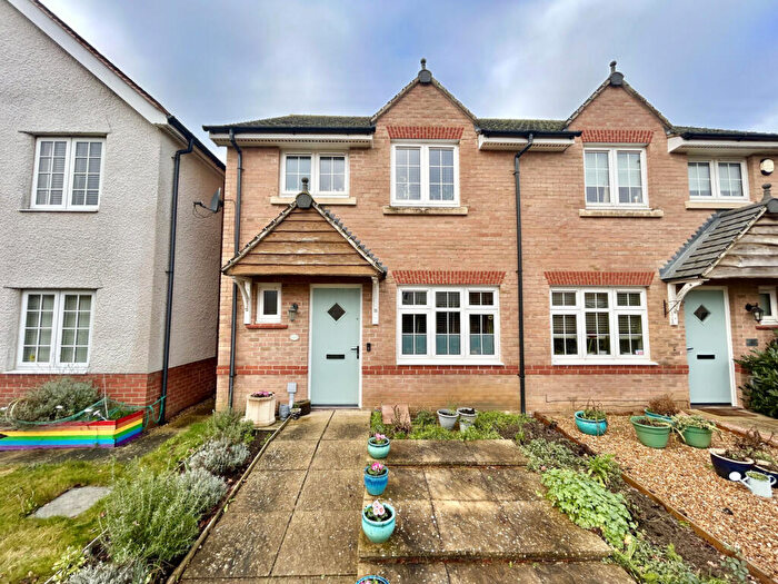 3 Bedroom Semi-Detached House For Sale In Hogsden Leys, St. Neots, PE19