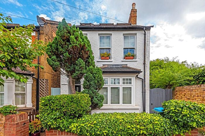 2 Bedroom Flat For Sale In Gothic Road, Twickenham, TW2