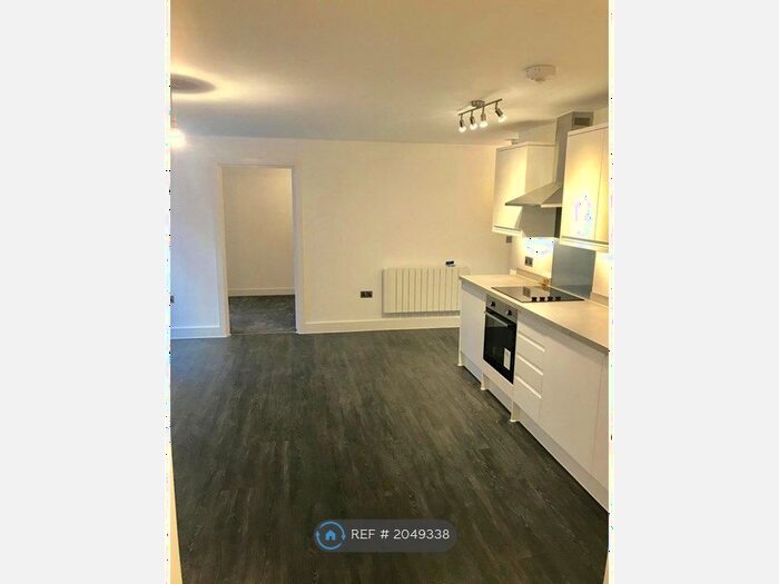 2 Bedroom Flat To Rent In Rosebery Lodge, Epsom, KT18