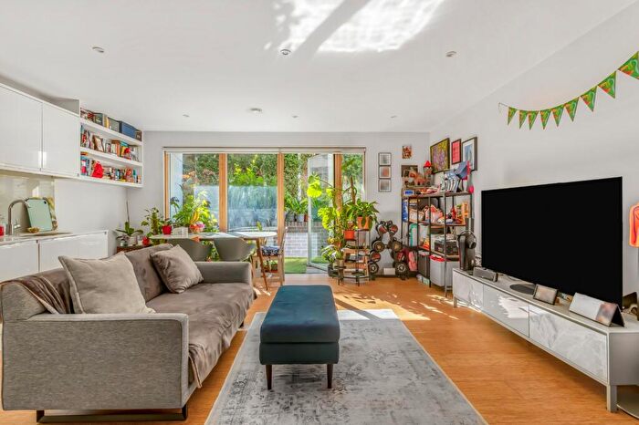 2 Bedroom Flat For Sale In Caledonian Road, London, N1