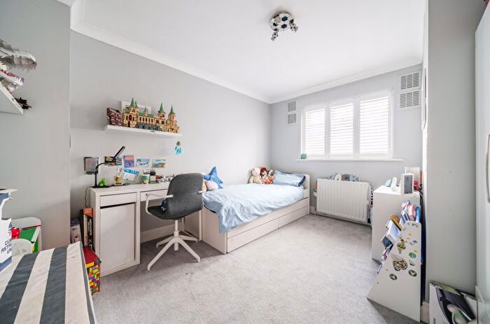 3 Bedroom Terraced House For Sale In Sparrows Lane, London, SE9