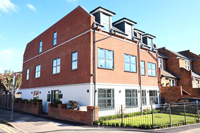 3 Bedroom Flat To Rent In Eversley Road, Surbiton, KT5