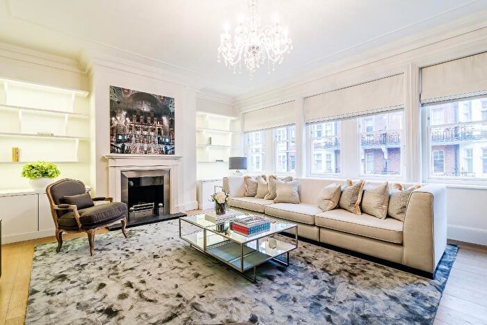3 Bedroom Flat To Rent In Duke Street, Mayfair, W1K