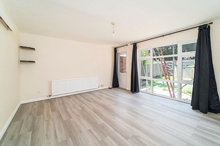 5 Bedroom Cottage To Rent In Trent Gardens, Southgate, London, N14