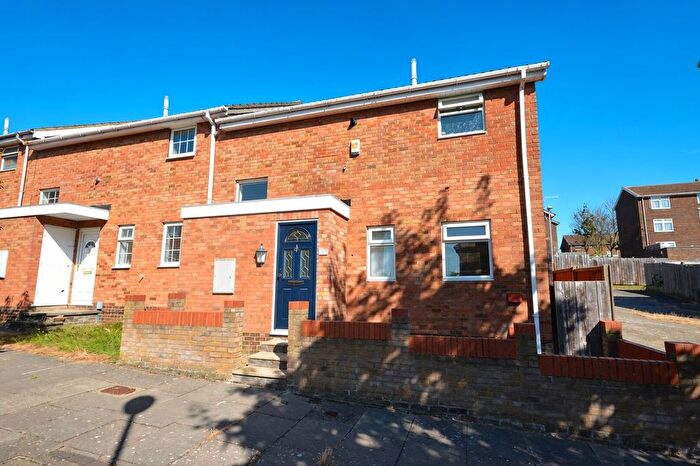 3 Bedroom Terraced House To Rent In Wexham Close, Luton, LU3
