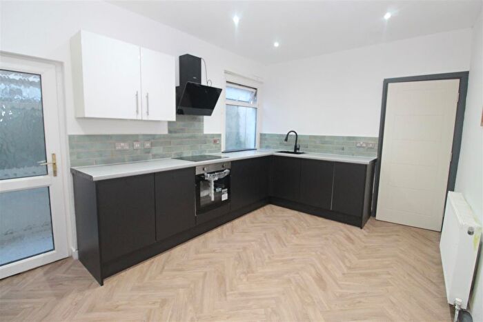 3 Bedroom Flat To Rent In Llantrisant Street, Cathays, Cardiff, CF24