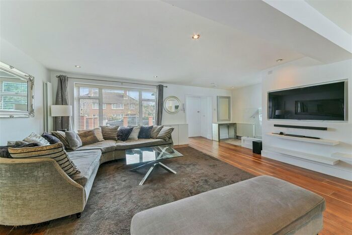 5 Bedroom Property To Rent In Windermere Road, London, SW15