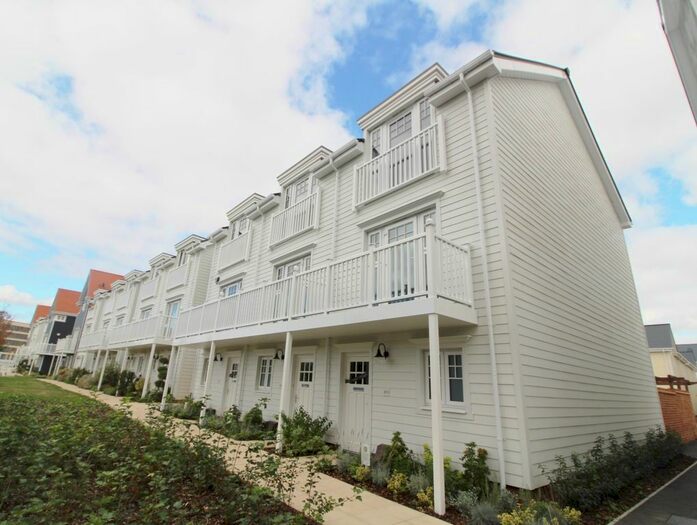 3 Bedroom Town House To Rent In Longwater Avenue, Reading, RG2