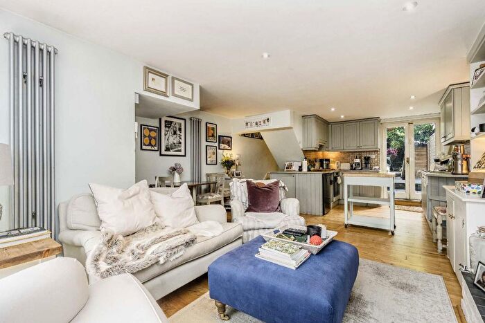 2 Bedroom Flat To Rent In Hazlebury Road, London, SW6