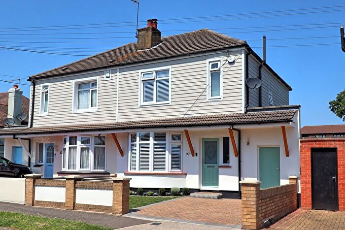 3 Bedroom Semi-Detached House For Sale In Hadleigh, SS7