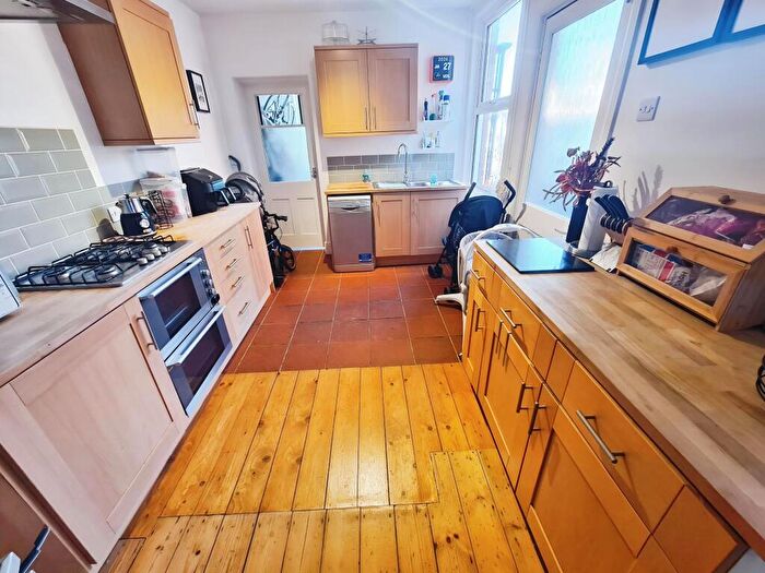 3 Bedroom Terraced House For Sale In Windsor Street, Milton Keynes, MK12