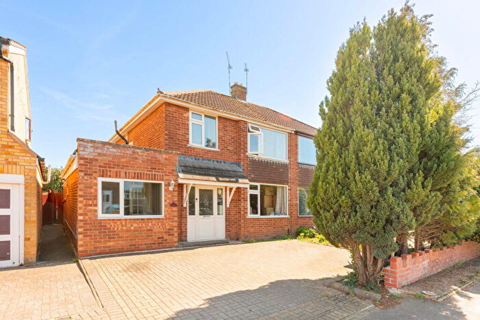 4 Bedroom Semi Detached House For Sale In Acre Close, Whitnash, CV31