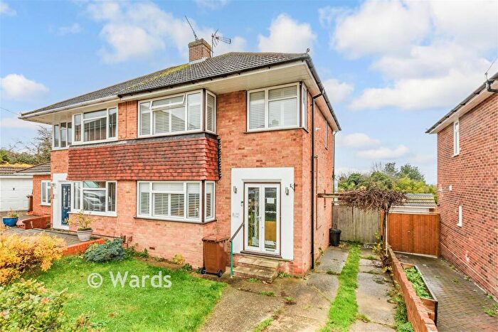 3 Bedroom Semi Detached House For Sale In Linwood Avenue, Rochester, Kent, ME2
