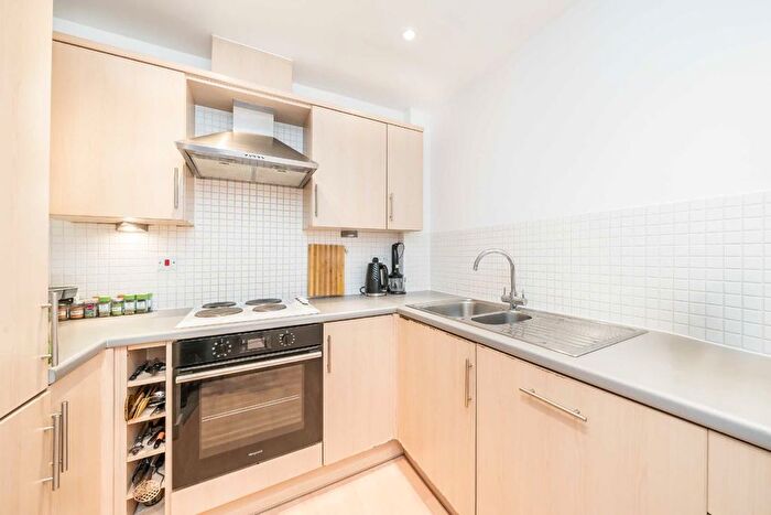 1 Bedroom Flat For Sale In Langhorn Drive, Twickenham, TW2