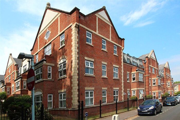 2 Bedroom Flat For Sale In Woking, Surrey, GU21