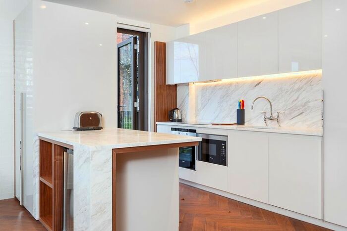 2 Bedroom Flat To Rent In Capital Building, Embassy Gardens, Nine Elms, SW11