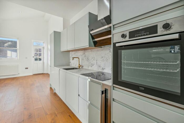 2 Bedroom Flat To Rent In Fulham Palace Road, Bishops Park, SW6