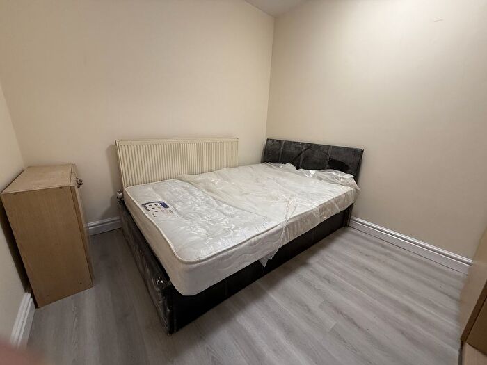 2 Bedroom Flat To Rent In Victoria Gardens, Hounslow, Greater London, TW5