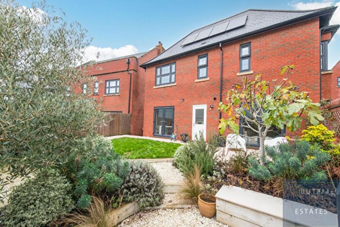 4 Bedroom Detached House For Sale In Dart Avenue, Exeter, EX2