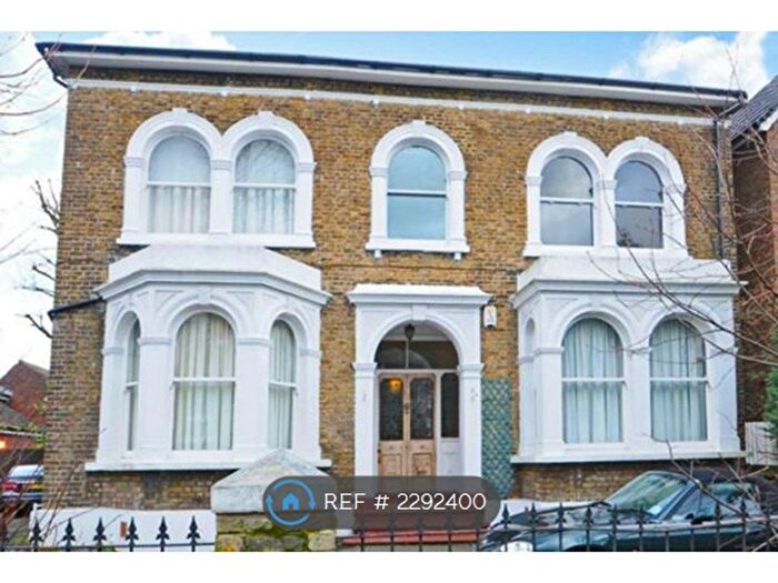 3 Bedroom Flat To Rent In Cambridge Drive, London, SE12