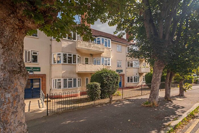 2 Bedroom Flat For Sale In The Bittoms, Kingston Upon Thames, KT1