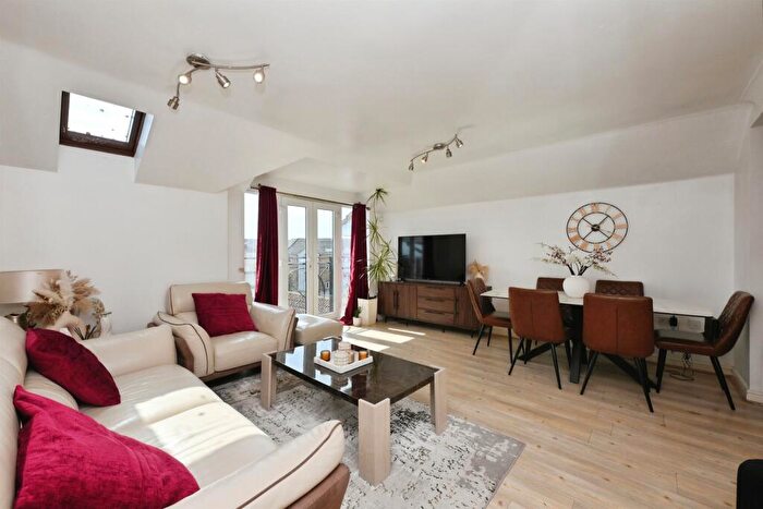 2 Bedroom Flat For Sale In Vancouver Road, Broxbourne, EN10