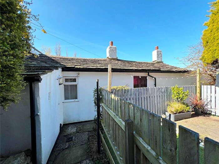 1 Bedroom Detached Bungalow For Sale In Almondbury Bank, Huddersfield, HD5