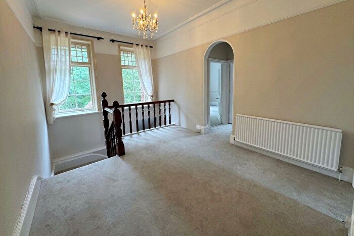 3 Bedroom Flat To Rent In Weybridge, Surrey, KT13
