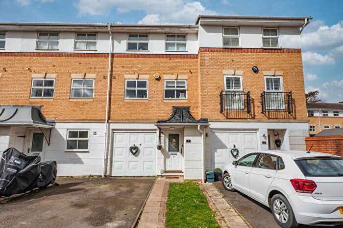 3 Bedroom Town House For Sale In Tregony Road, Orpington, BR6