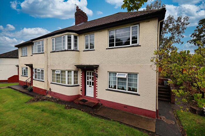 2 Bedroom Flat For Sale In Redesdale Gardens, Leeds, West Yorkshire, LS16