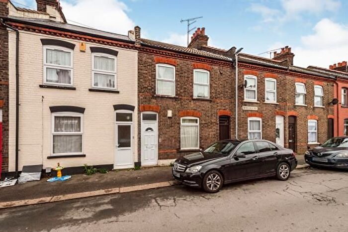 3 Bedroom Terraced House To Rent In Wimborne Road, Luton, Bedfordshire, LU1