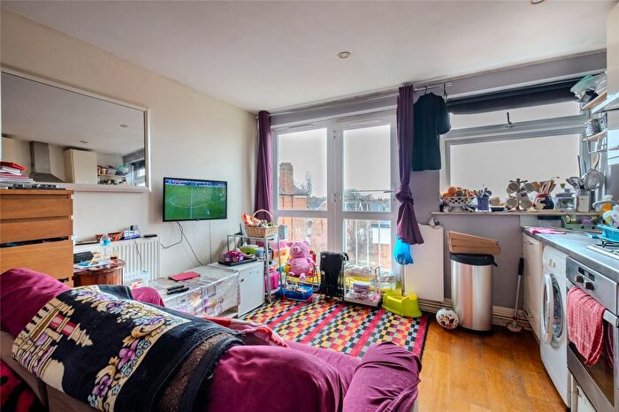 1 Bedroom Flat For Sale In Beechcroft Close, Valley Road, London, SW16
