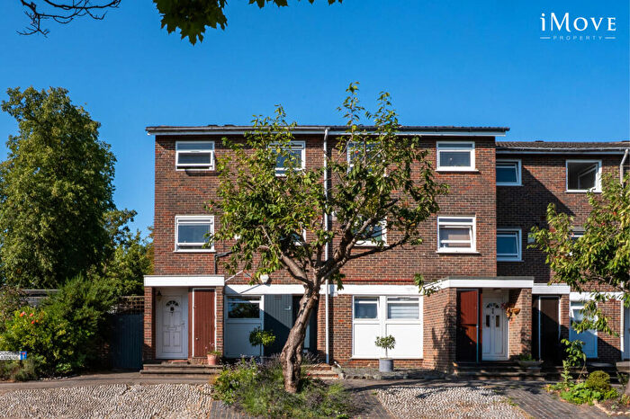 2 Bedroom Maisonette For Sale In Founders Gardens, London, SE19