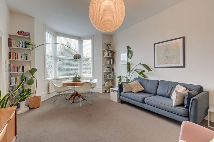 2 Bedroom Flat For Sale In Ravensbourne Park, Catford, SE6