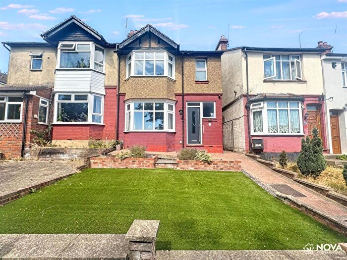 3 Bedroom Semi Detached House For Sale In Richmond Hill, Luton, LU2