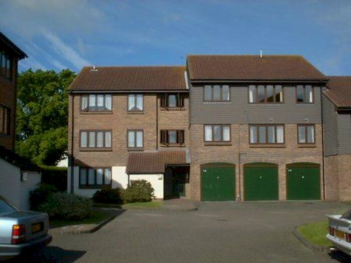 2 Bedroom Flat To Rent In Connaught Gardens, Crawley, RH10