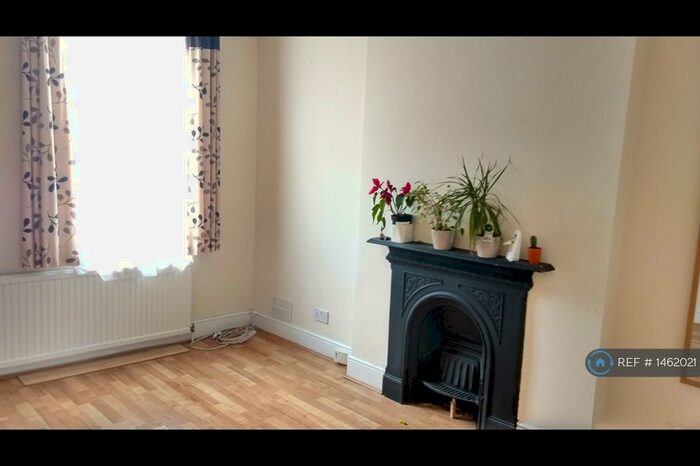 2 Bedroom Flat To Rent In Bowes Road, London, N13