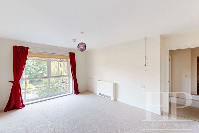 2 Bedroom Flat To Rent In Commonwealth Drive, Choda House Commonwealth Drive, RH10