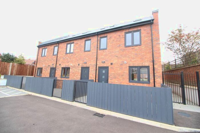 4 Bedroom Town House To Rent In Crown Close, Slough, SL2