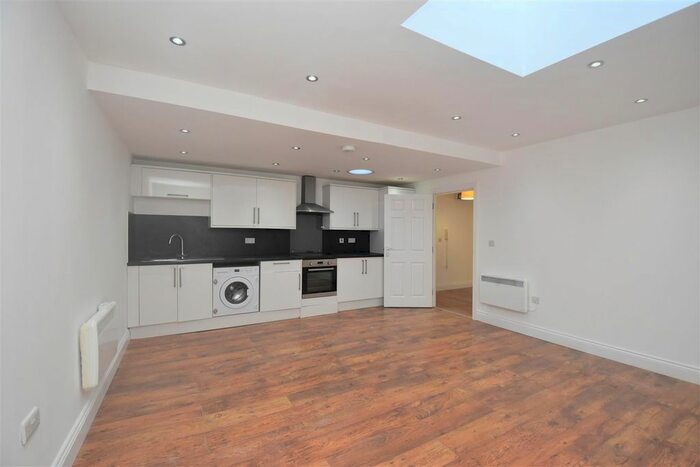 2 Bedroom Flat To Rent In High Street, Horley, RH6