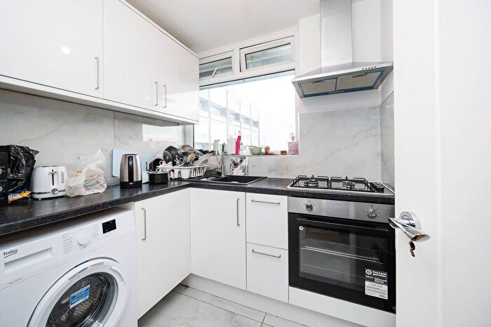 3 Bedroom Flat For Sale In Norton House, Bigland Street, Shadwell, London, E1