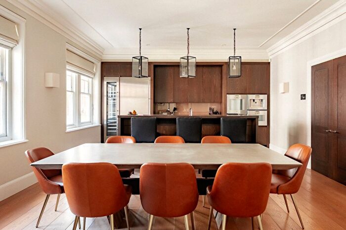 3 Bedroom Flat To Rent In Duke Street, Mayfair, W1K