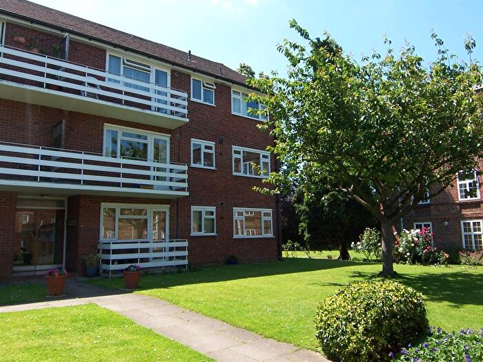1 Bedroom Flat To Rent In Surbiton Court, St Andrews Square, Surbiton, KT6