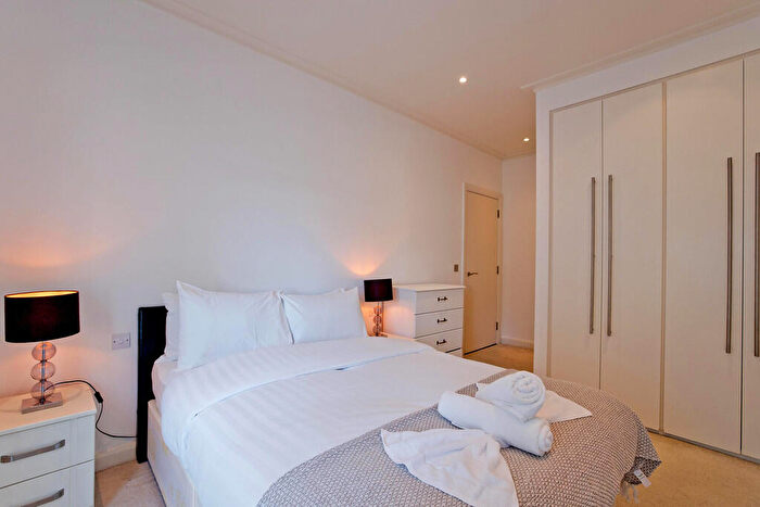 2 Bedroom Apartment To Rent In South Quay Square, Canary Wharf, E14