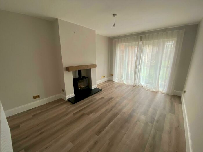2 Bedroom Bungalow To Rent In Tinshill Lane, Leeds, LS16