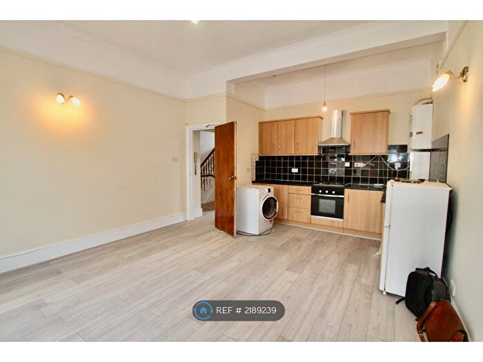 2 Bedroom Flat To Rent In Whitworth Road, London, SE25