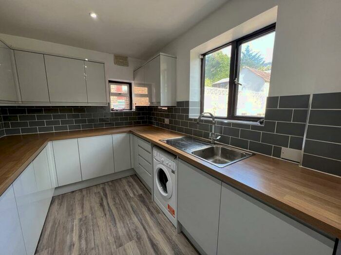 4 Bedroom Semi-Detached House To Rent In Hillside, Brighton, BN2