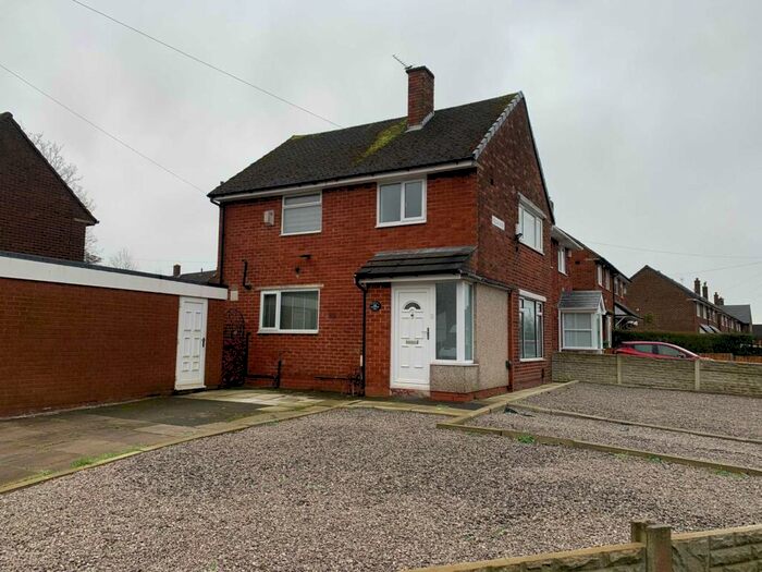 3 Bedroom Semi-Detached House To Rent In Holinacre Westhoughton, BL5